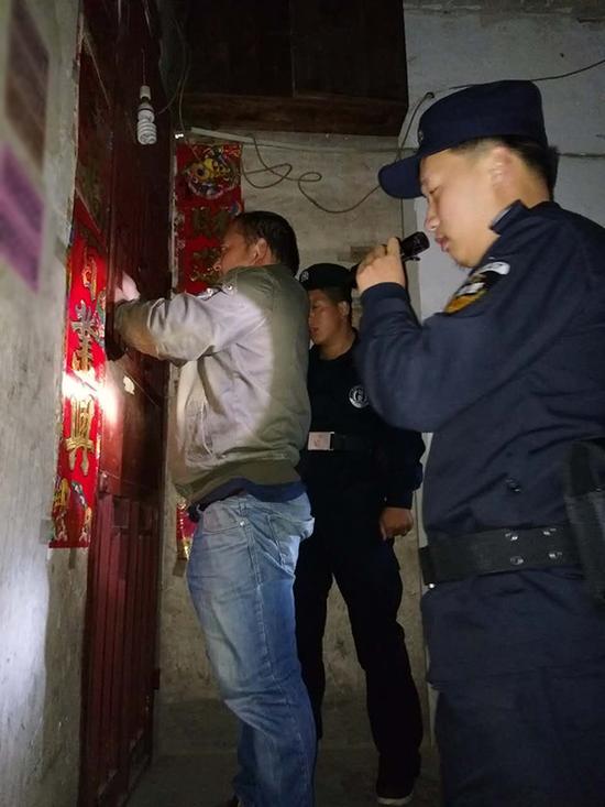 巴中粗心妈妈误将幼女锁家中 