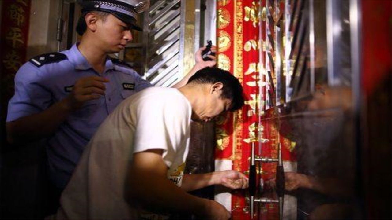 巴中请开锁师傅开了锁后，师傅